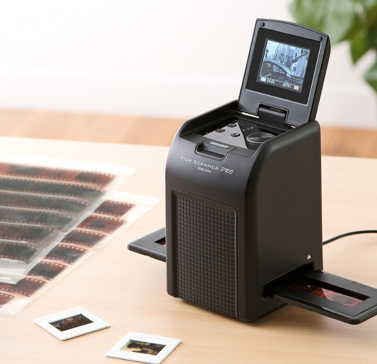 ネガフィルムをデータ化します お家に眠っているネガフィルム、データ化できます!