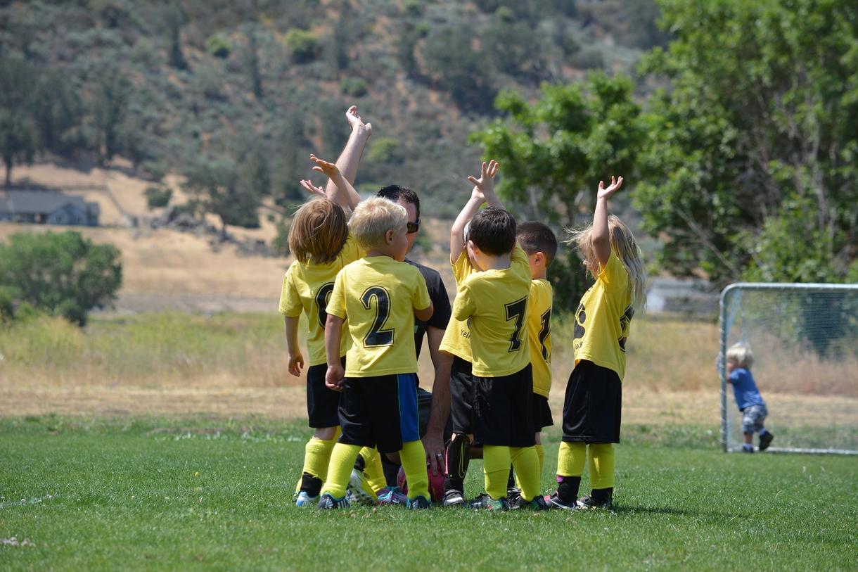 お子さまのサッカーの始め方についてアドバイスします サッカー少年団かスクールの選択で迷っている保護者の方へ