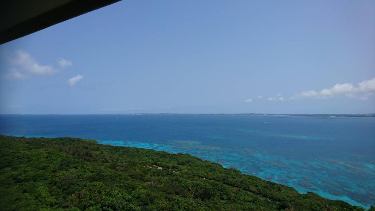 沖縄画像あります 沖縄の、白い砂浜。青い海。青い空。