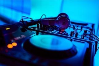楽曲の繋ぎMIXをします 前の曲から次の曲へ違和感なく曲を繋ぐようにMIXをします
