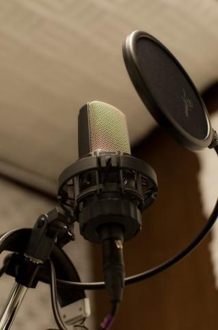 動画にナレーションをお付けいたします 高品質機材にてクリアな音声をお届けします