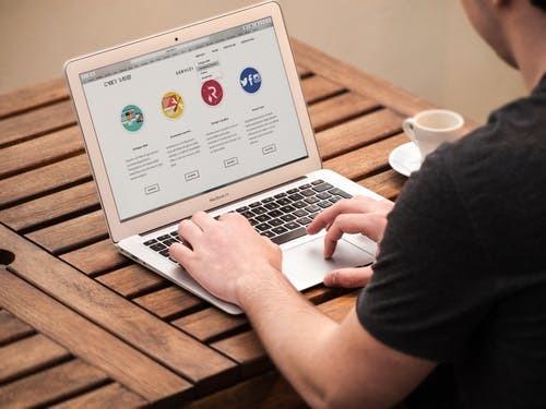 Webサイト作成ます Wordpress 又 WIX を使って作成します。
