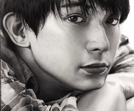 鉛筆で似顔絵描きます 大切な方へ一生の想い出になるプレゼントを 額縁込み 似顔絵作成 ココナラ