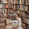 読書する女。