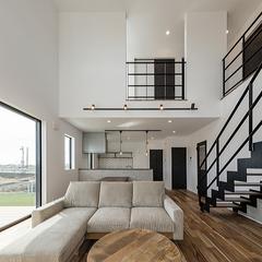 光と素材で魅せる、インダストリアルデザインのリビング