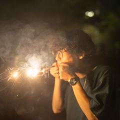 手持ち花火を咥える男性