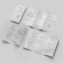 透明感を伝えるスキンケアパンフレット