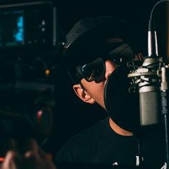 響く低音ボイスで声優・ナレーションを致します