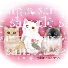 猫とお花のイラストを描いています。