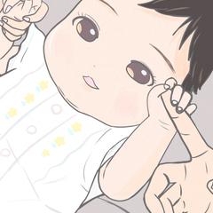 パパとママと手を繋ぐ赤ちゃん
