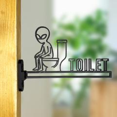 宇宙人デザインのユニークなトイレサイン