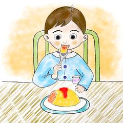 オムライスを食べている男の子