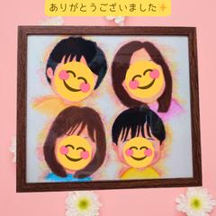 春らしい色合いの家族の似顔絵