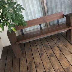 木とアイアンの背もたれ付きベンチ