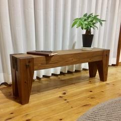 組木デザインの木製ベンチ