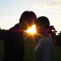 夕陽に照らされる二人