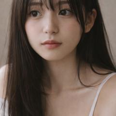 日差しの中でくつろぐ少女