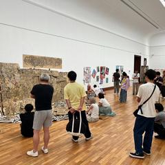 京都市京セラ美術館にて、自身の作品解説の様子