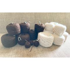 カーディガンから糸玉