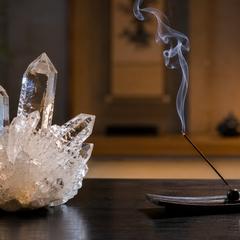 霊媒師の祖母から血筋として受け継いだ能力。私はあなたの味方