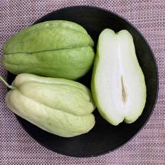 何とも不思議な野菜。ご存知でした？　形はまるで洋梨。