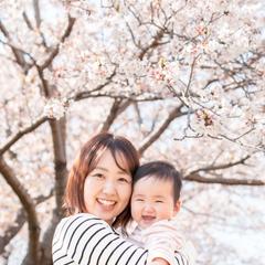 里帰りした親子と桜