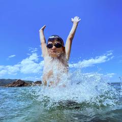海で泳ぐ子供