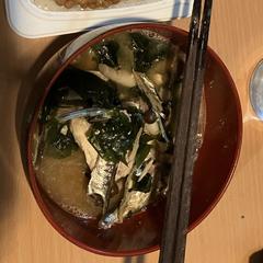 焼く手間ゼロ：鯖を味噌汁に入れるだけ
