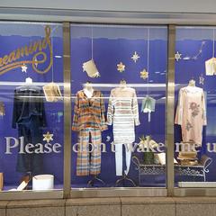 秋ルームウェア提案ウィンドウディスプレイ