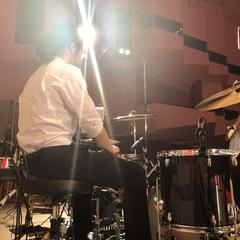 打楽器の演奏(ドラム、カホンなど)
