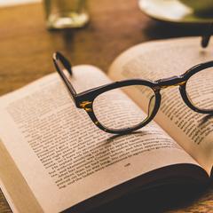 イメージ素材撮影（キーワード：読書、勉強、窓辺、昼下がり）