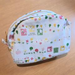 ラミネート素材のポーチ