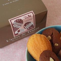マドレーヌのパッケージ用シールデザイン