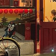 お店の壁画を描き軒を制作しLED点灯でよりリアルに！
