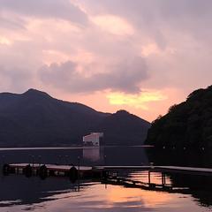 暮れゆく湖面