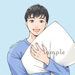 リラックスした服装で枕を抱きしめた笑顔の男性
