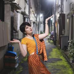 インド占星術師なのでサリー姿で写真を撮ってもらいました。