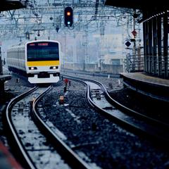 駅のホームに入る電車の写真(素材の一例)