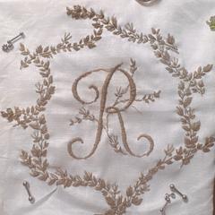 刺繍でイニシャルを縫ってみました