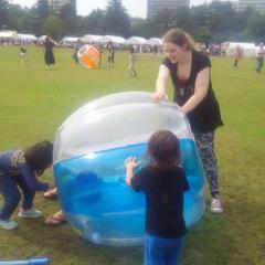 子供と公園で遊び