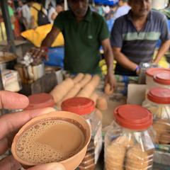 インド、素焼きカップでチャイを飲む
