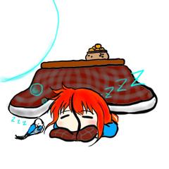 コタツで居眠りする清雅とポピー