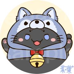 狼の被り物を着た黒猫さん