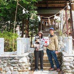 黒柴ちゃんとご夫婦霊犬神社の祠にてポートレート撮影
